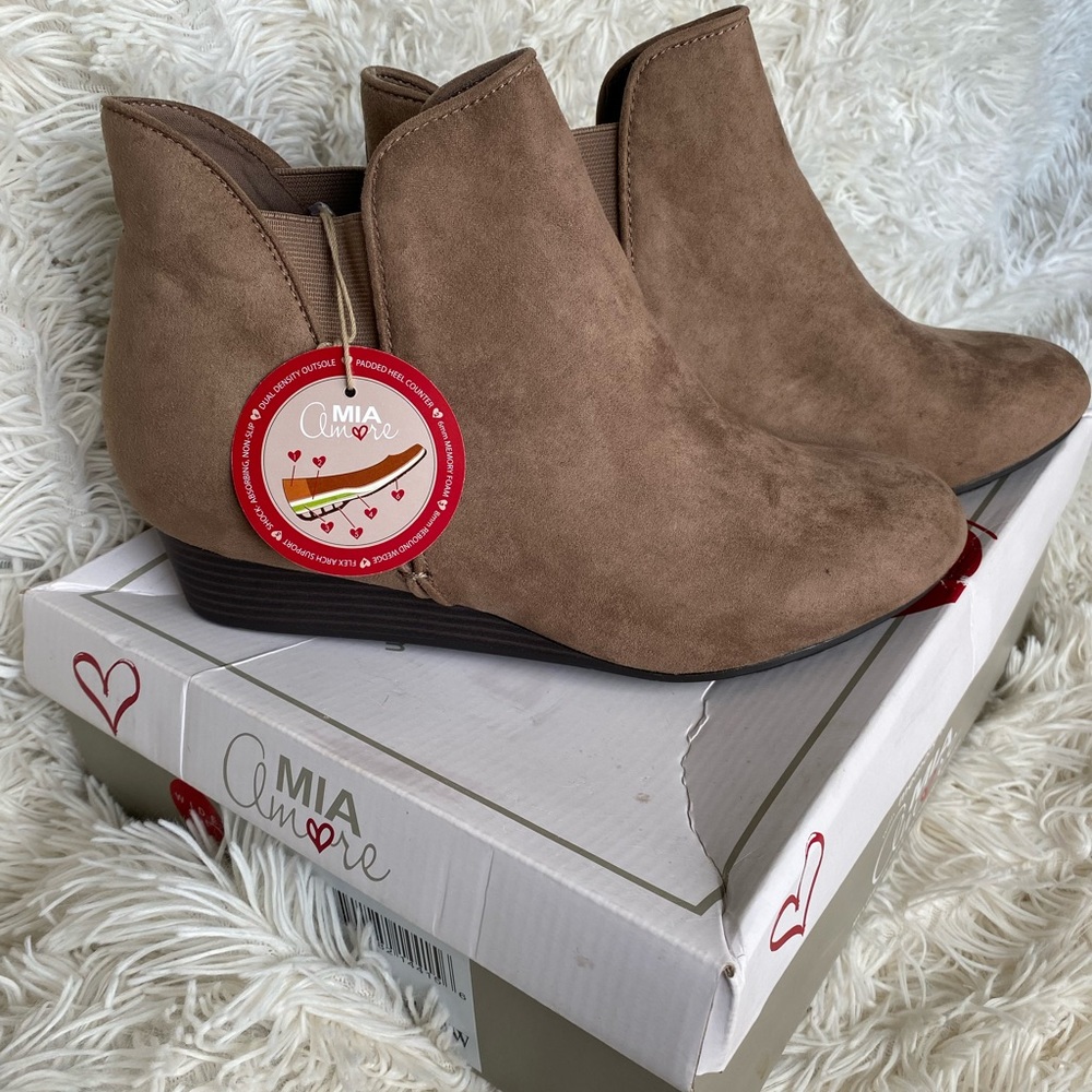 New in box Mia suede booties 10W
